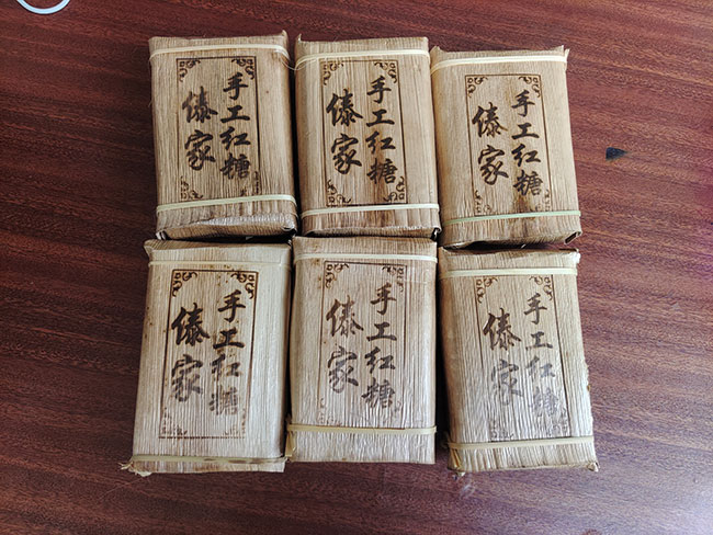 用笋壳包装的手工红糖。张婕摄