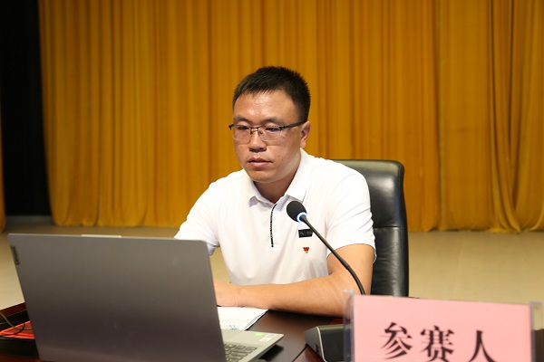 一名参赛队员正在演讲。景东县融媒体中心供图