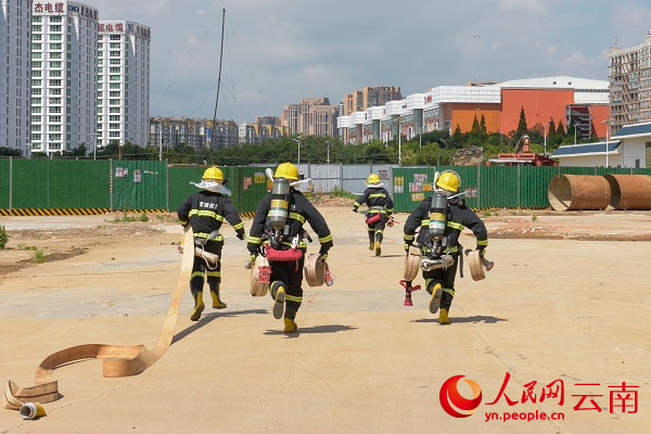 就业创业基地正在进行消防安全技能培训。人民网记者 程浩摄