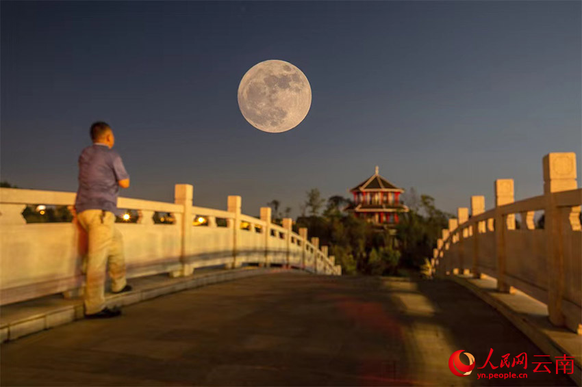 在郑和故里晋宁拍摄的“超级月亮”。李继明摄