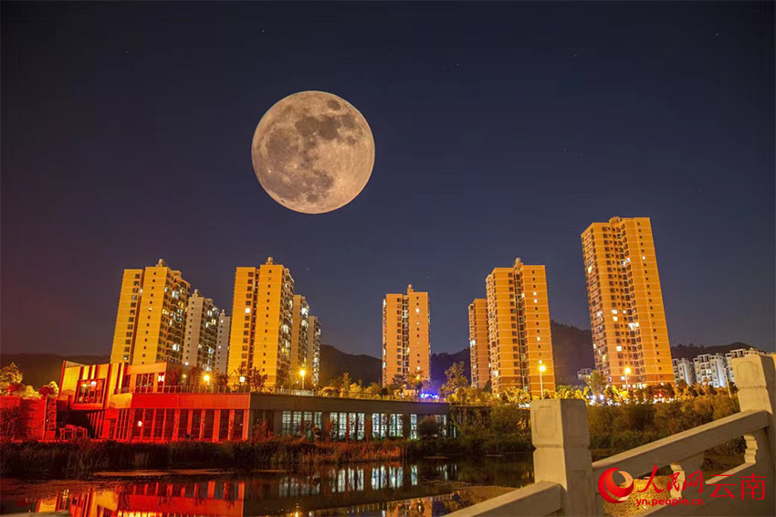 在郑和故里晋宁拍摄的“超级月亮”。李继明摄