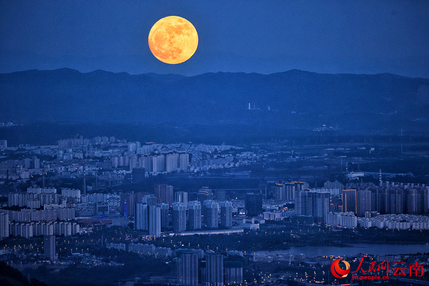在雲南安寧拍攝的“超級月亮”。汪華攝