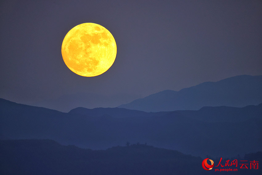 在云南安宁拍摄的“超级月亮”。汪华摄