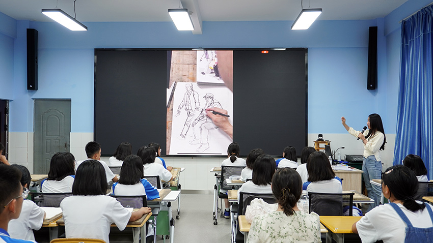 支教團老師正給學生上課。景東縣融媒體中心供圖