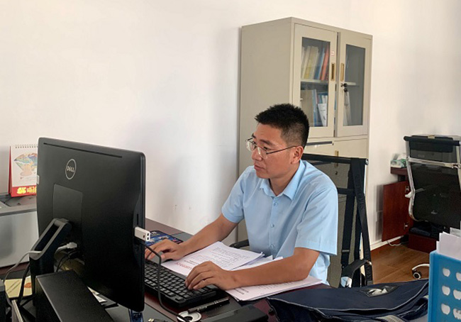 程波处理案件信息。王露摄