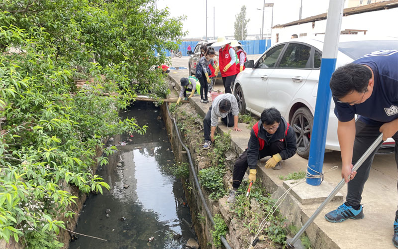 打掃道路衛生，清理垃圾。紅塔區融媒體中心供圖
