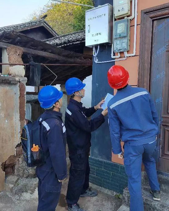 深入实地工作。怒江供电局供图