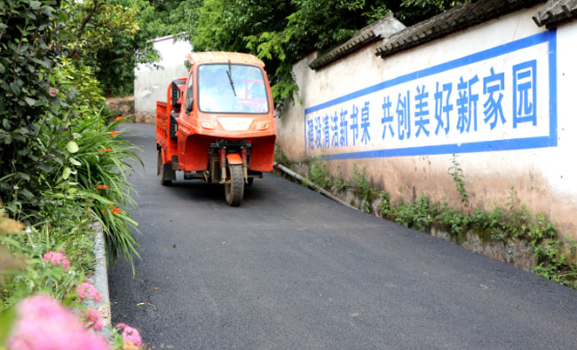 干净整洁的村庄道路。