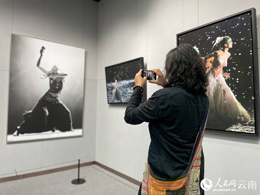 摄影师肖全在影像展现场观展。 人民网 蔡树菁摄
