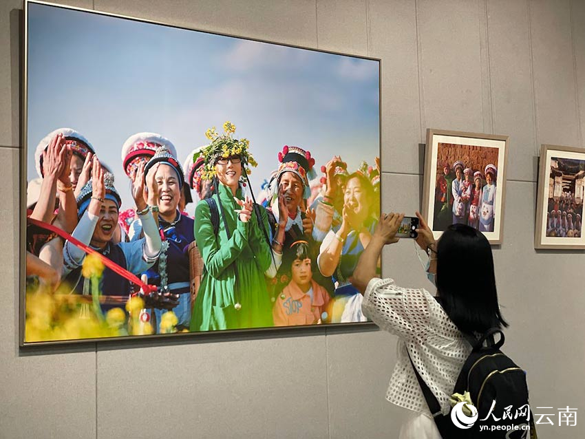 本地市民参观影像展。 人民网 蔡树菁摄