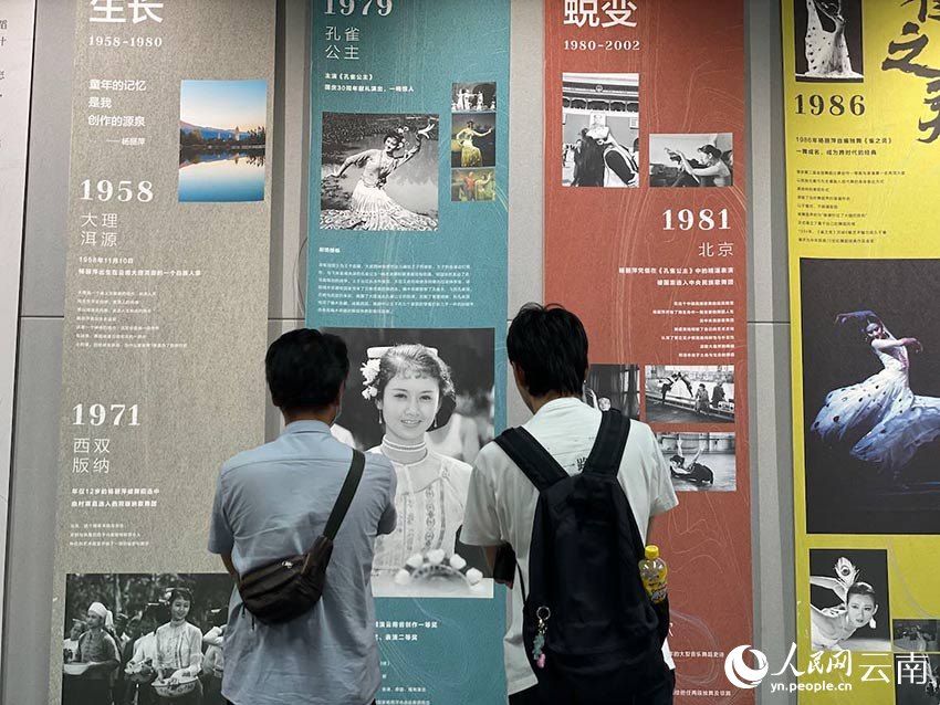 本地市民参观影像展。 人民网 蔡树菁摄