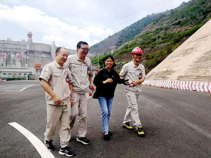 时代楷模张桂梅走进大唐观音岩水电站---副本