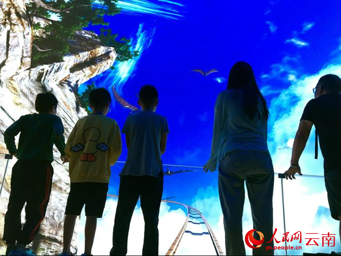 墨江北回归线标志园景区的科普电影院里，游客们正在观赏科普短片。人民网记者 程浩摄