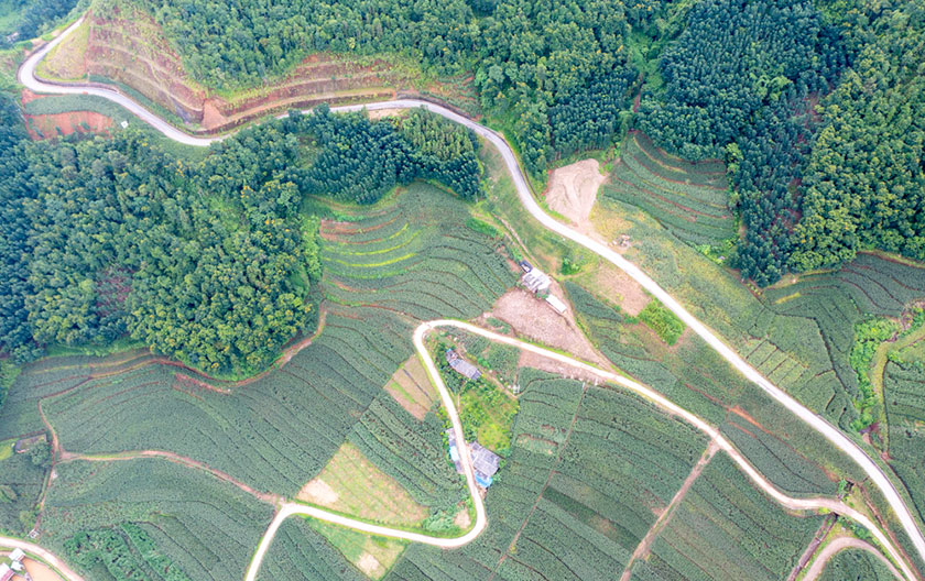 嘎喽村道路。奚川江摄