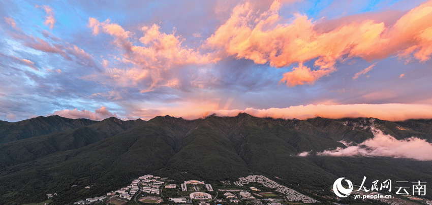 蒼山朝霞風光。段建民攝