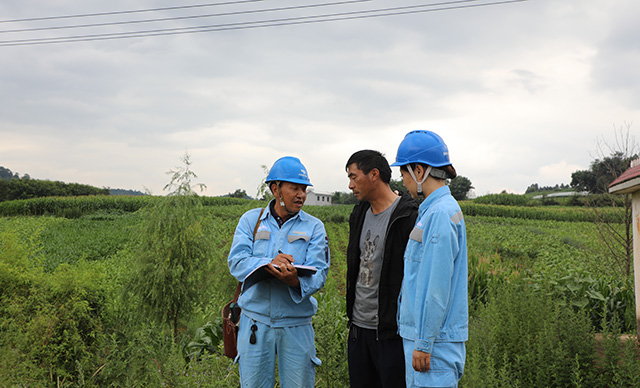 供电工人向村民介绍电力抽水的安全注意事项（杜明彦-摄）