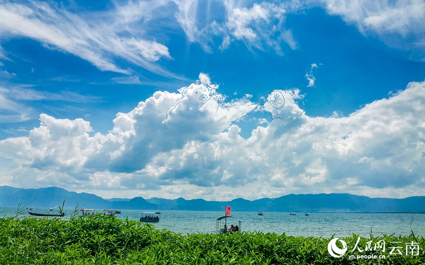 圖八 撫仙湖晴空中的雲層美景。（人民網 劉怡攝﹔李曉冉 手繪）