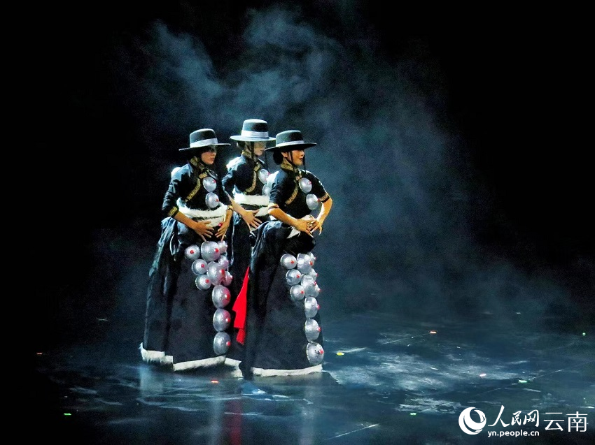 杨丽萍（中）为现场观众带来《夏拉舞》。人民网 刘怡摄