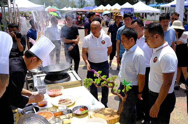 昆明市餐饮与美食行业协会阳宗海分会成立b体育(图1)