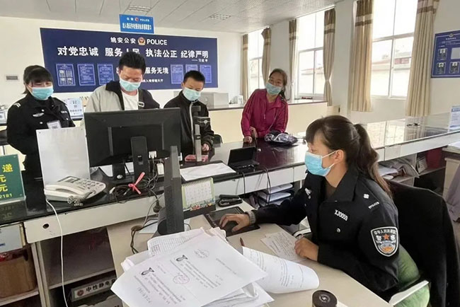 民警为群众办理户口迁移事宜。