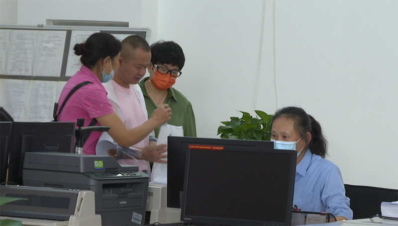 市民在紅塔區政務服務大廳辦事。奉玉萍攝