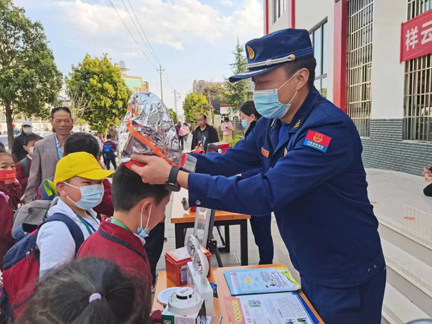 消防安全宣传进校园。 安学会摄