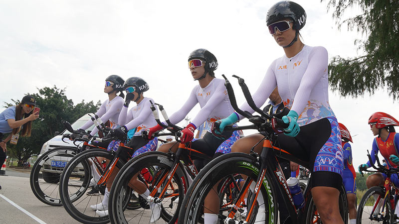 云南省第十六届运动会公路自行车项目（青少年组）比赛在澄江开赛。耿钰摄