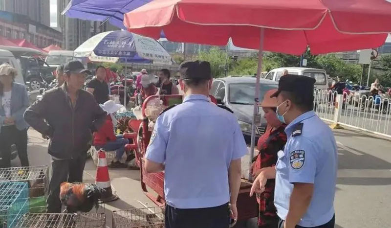 联合城管、交警、市场安保等多方力量，组建集市整治工作队。1