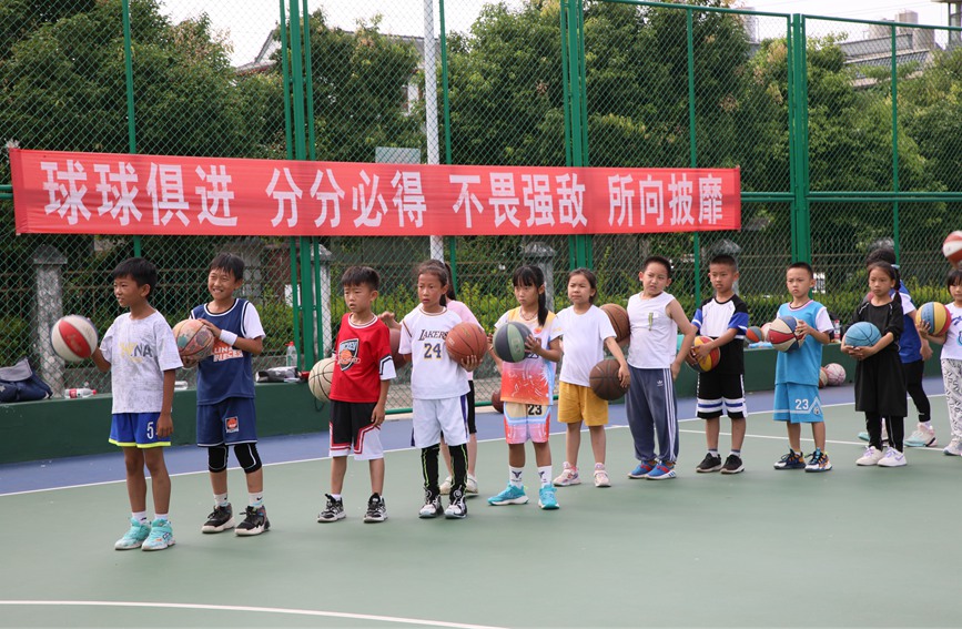 篮球培训。陶平摄