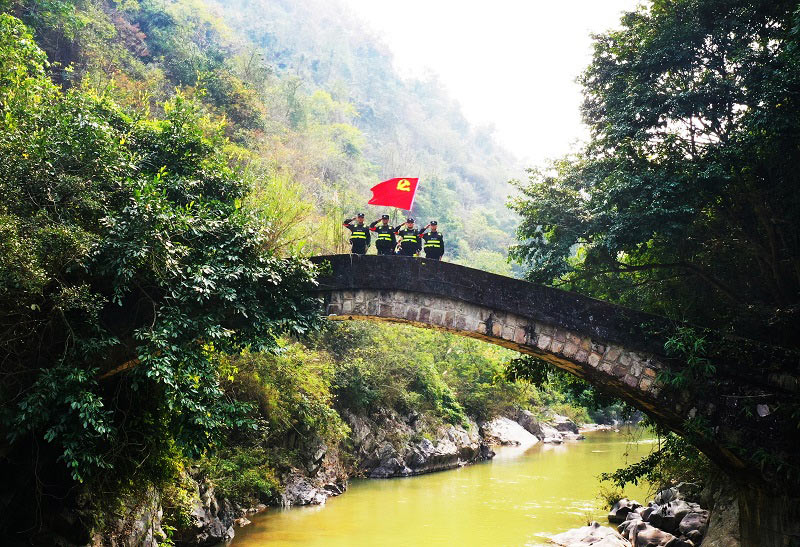 民警在邊境巡邏踏查(譚震-攝）
