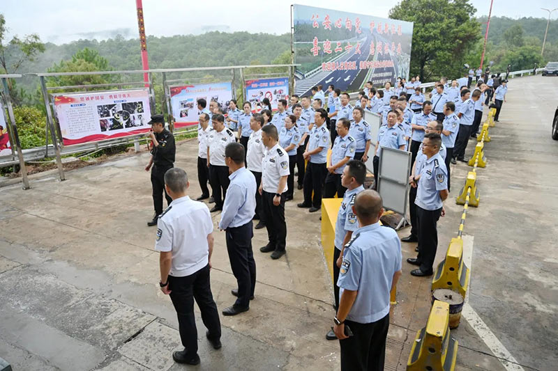 楚雄州公安局召开警营文化建设现场推进会。