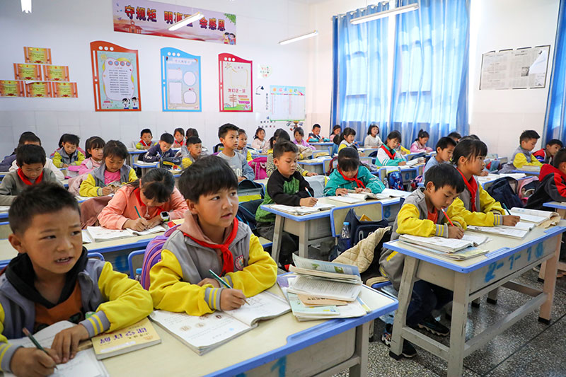 云南省红河哈尼族彝族自治州开远市碑格乡中心校的小学生搬进了宽敞明亮的教室，在操场上开心奔跑。陶家淇摄