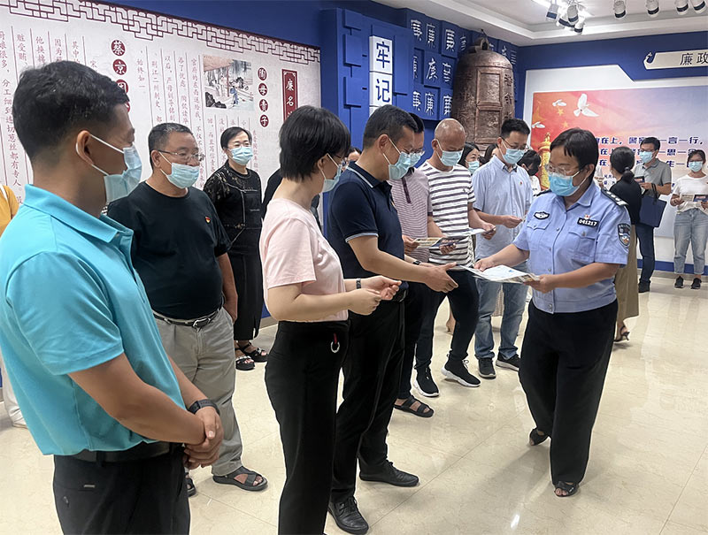 西双版纳烟草组织党员群众到州公安局开展警示教育活动。