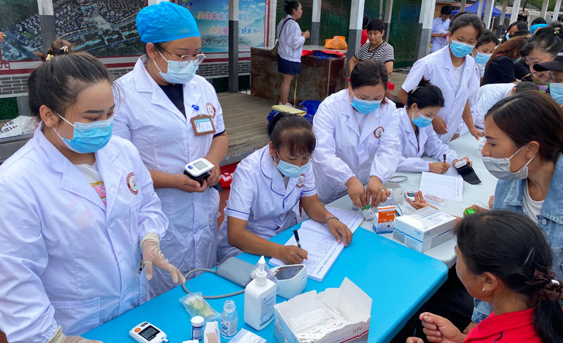 红色义诊活动，中小学生健康体检。澜沧县融媒体中心供图