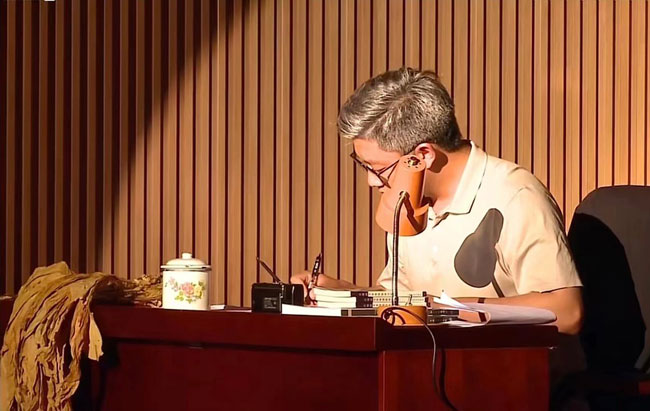 堵晓晖在演讲比赛大理分赛区上舞台表演。