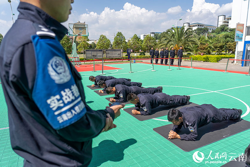 进行基础体能测试。吴国玮摄