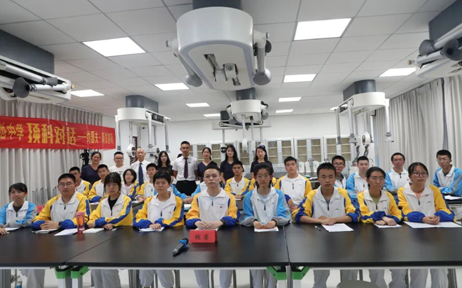 学生们在教室里与科学家远程连线。