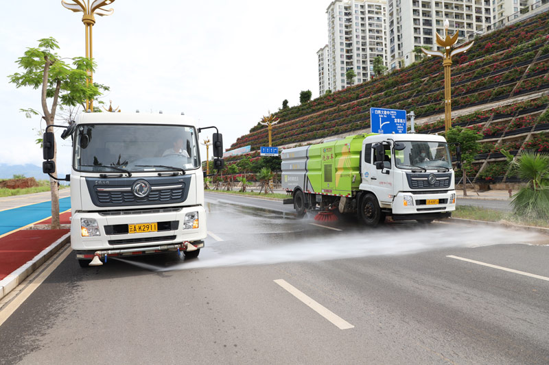 车辆冲洗清扫路面。（8月4日，陆元华摄）