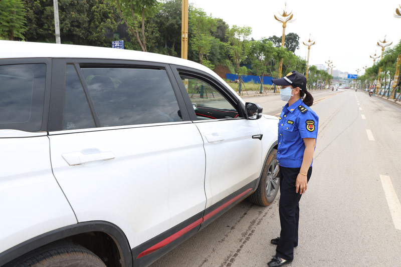 脏车入城劝导员正在白鹤大道七里路段劝导车辆（8月3日，陆元华摄）