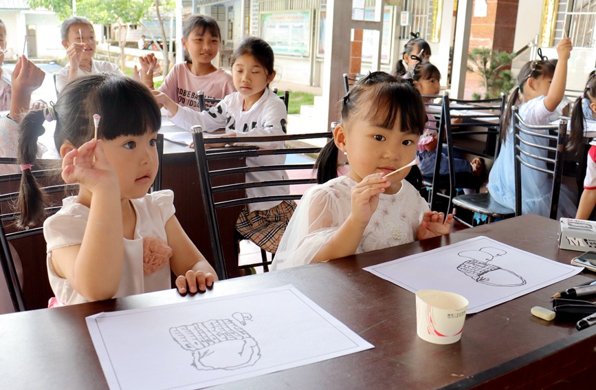 小盆友们认真学习画画。存洁摄