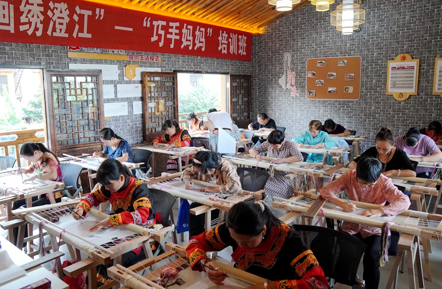 云南澄江开展“巧手妈妈”刺绣培训。童纳摄