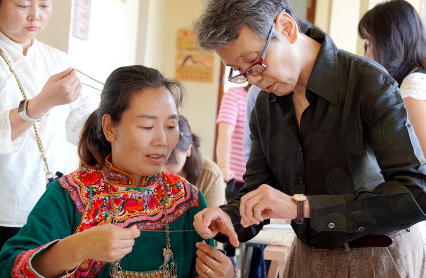 云南澄江开展“巧手妈妈”刺绣培训。童纳摄