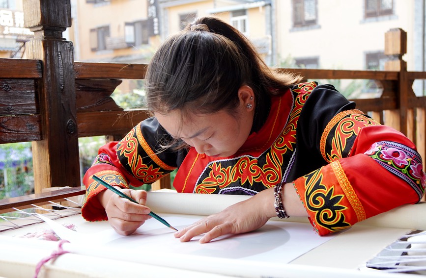 云南澄江开展“巧手妈妈”刺绣培训。童纳摄