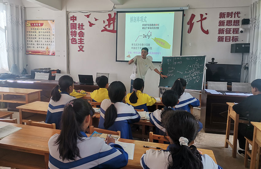 墨江县联珠镇瓦房村开办暑期辅导班。