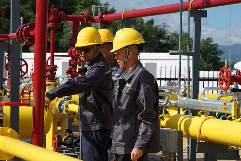 工作人员在门站内测试气压。冯丹青摄