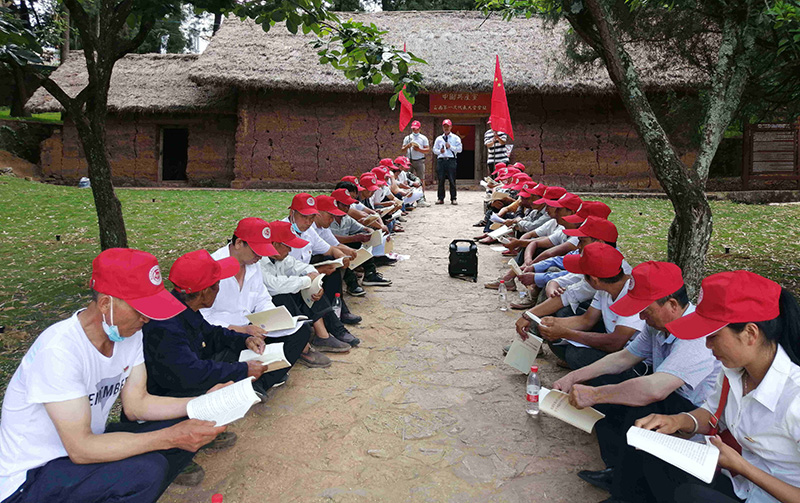 干部群眾在查尼皮村接受革命傳統教育。蒙自市融媒體中心供圖