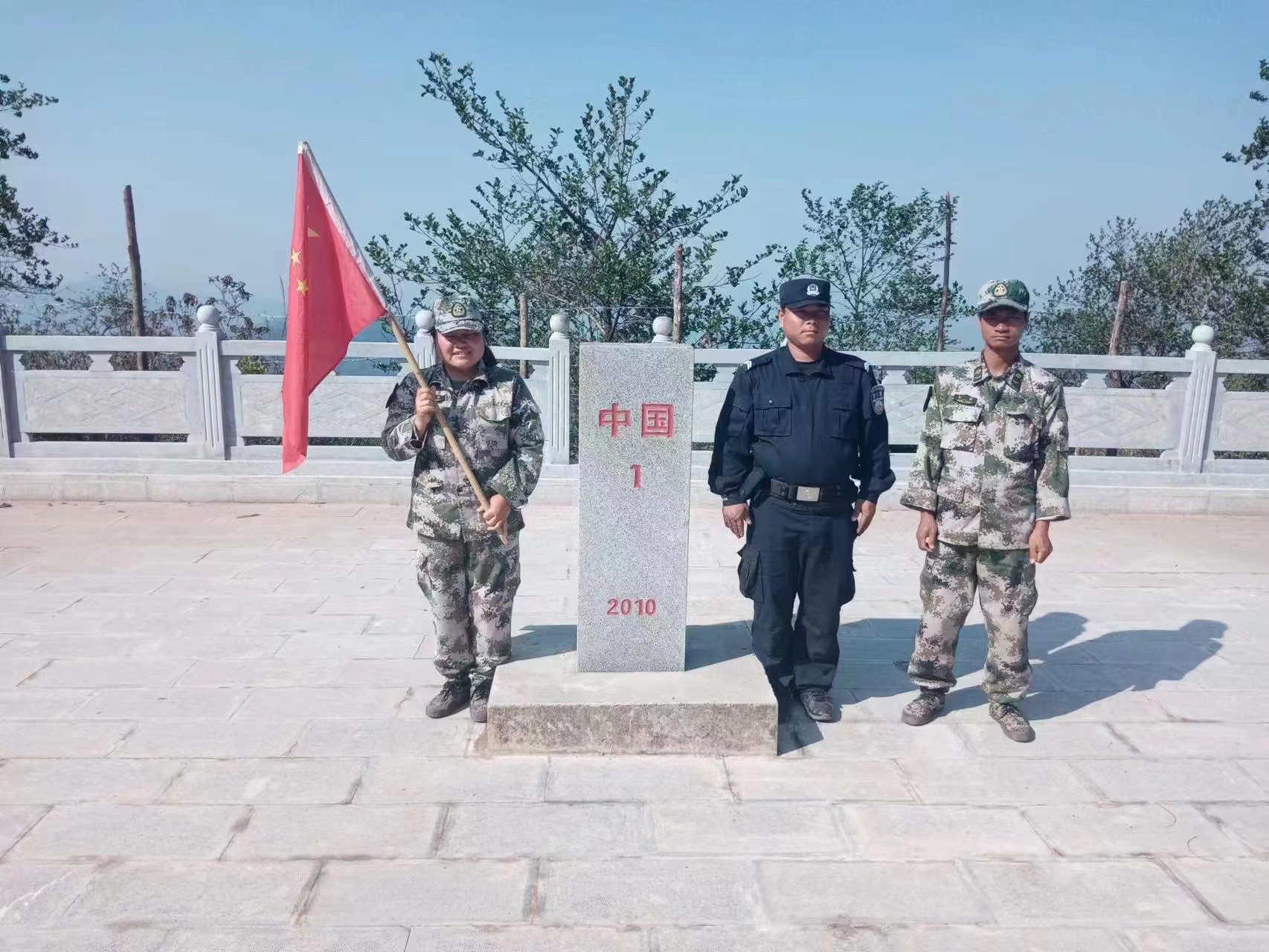 施玉兰（左一）参与边境巡逻防控。江城县融媒体中心供图