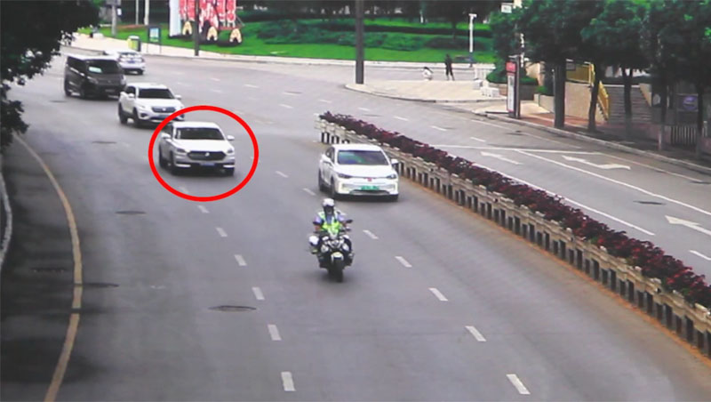 个旧交警为护送车辆开道