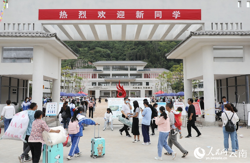 8月28日，漾濞县第一初级中学如期开学，家长们正带着学生前来报名。杨佳燕摄