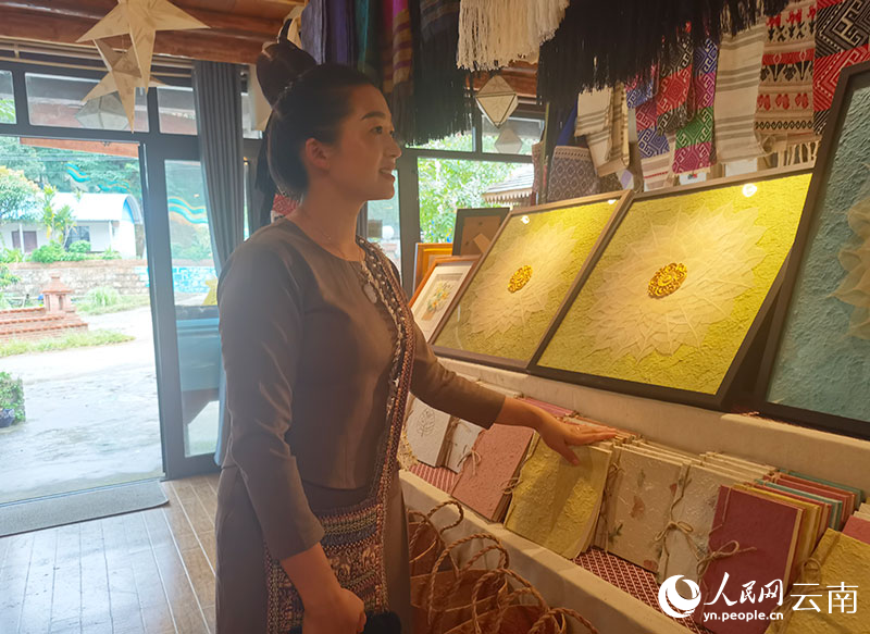 岩康坎和她的傣紙工藝品展示館